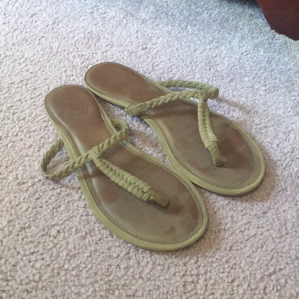 American Eagle flip flops